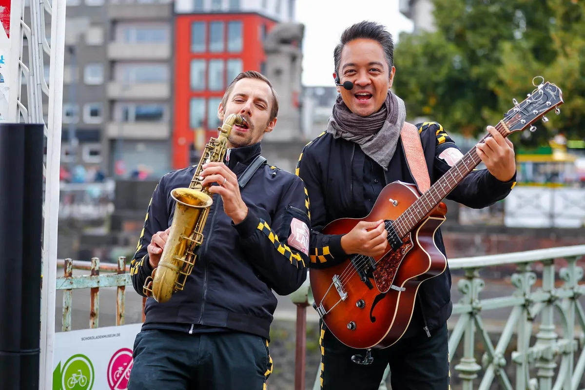 Bunte Stadtfeste mit Musik, Tanz und Kultur in der Innenstadt.